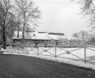 880256 Gezicht op een zijgevel van het concertgebouw Tivoli (Lepelenburg) te Utrecht, in een besneeuwde omgeving, vanaf ...